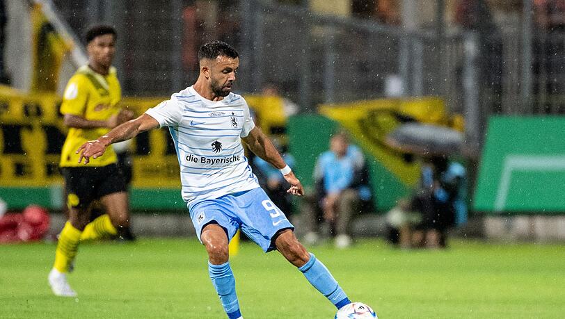 Albion Vrenezi von 1860 München spielt den Ball.