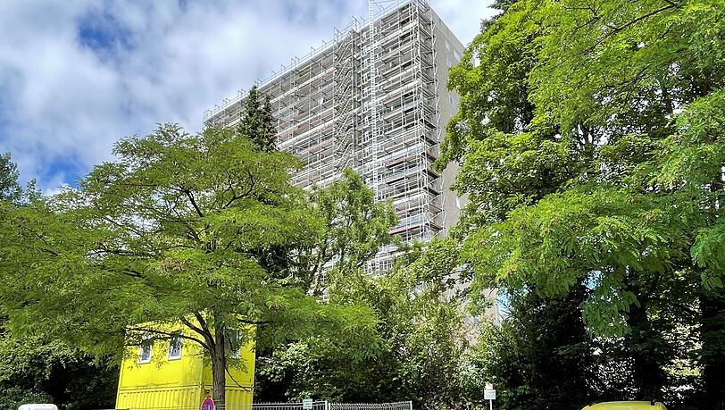 53 Meter hoch ist das Wohnhaus am Isarkanal, das derzeit saniert wird.