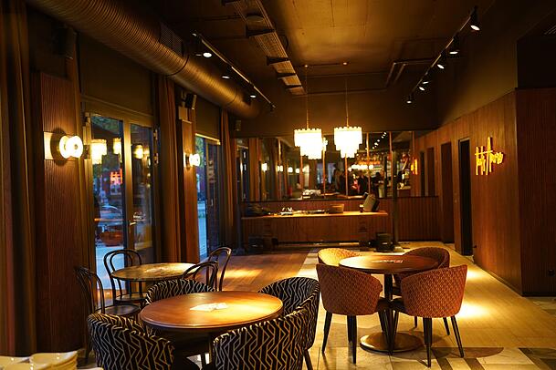 Dunkles Holz und warmes Licht. Auch in der neuesten Filiale setzt L'Osteria auf Wohlfühl-Ambiente. Dunkles Holz und warmes Licht. Auch in der neuesten Filiale setzt L'Osteria auf Wohlfühl-Ambiente.