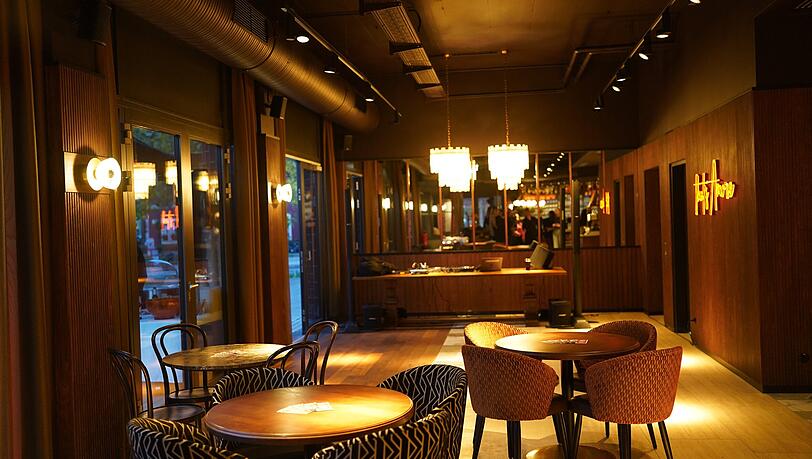 Dunkles Holz und warmes Licht. Auch in der neuesten Filiale setzt L'Osteria auf Wohlfühl-Ambiente. Dunkles Holz und warmes Licht. Auch in der neuesten Filiale setzt L'Osteria auf Wohlfühl-Ambiente.