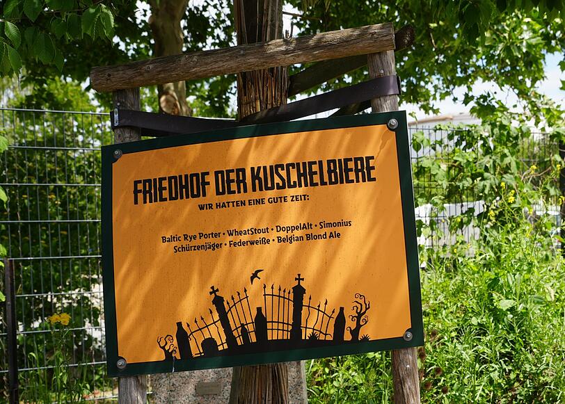 Lust an Wortspielen: Am Zaun des Brauereigeländes sind – symbolisch – Biersorten begraben, deren Produktion Giesinger wieder eingestellt hat. Lust an Wortspielen: Am Zaun des Brauereigeländes sind – symbolisch – Biersorten begraben, deren Produktion Giesinger wieder eingestellt hat.