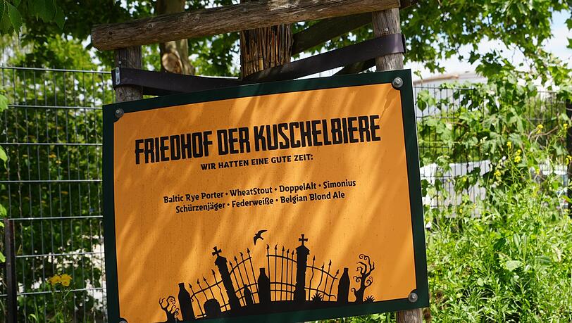 Lust an Wortspielen: Am Zaun des Brauereigeländes sind – symbolisch – Biersorten begraben, deren Produktion Giesinger wieder eingestellt hat. Lust an Wortspielen: Am Zaun des Brauereigeländes sind – symbolisch – Biersorten begraben, deren Produktion Giesinger wieder eingestellt hat.