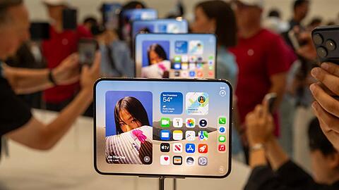 Mit dem Format des iPhone Duo sollen Nutzer Apple zufolge besser von dem gr&ouml;&szlig;eren inneren Display profitieren als bei Modellen der Konkurrenz.