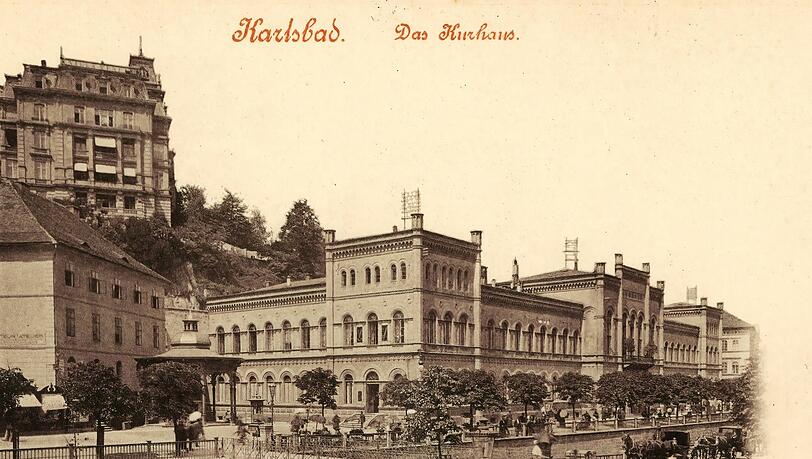 Das Kurhaus in Karlsbad Ende des 19. Jahrhundert auf einer Postkarte. In dieser Stadt arbeitete die bayerische Köchin Anna Maria Neudecker, die 1831 das Schnitzel beschrieb, wie wir es kennen. Das Kurhaus in Karlsbad Ende des 19. Jahrhundert auf einer Postkarte. In dieser Stadt arbeitete die bayerische Köchin Anna Maria Neudecker, die 1831 das Schnitzel beschrieb, wie wir es kennen.