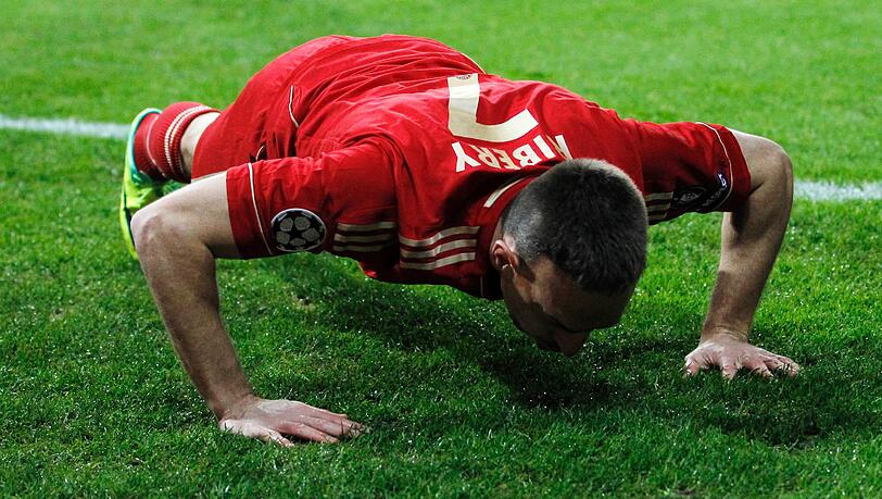 "Ich habe schon vor dem Spiel meinem Bruder gesagt, wenn ich ein Tor mache, mache ich 3 Liegstütze für ihn", sagte Franck Ribéry. "Ich habe schon vor dem Spiel meinem Bruder gesagt, wenn ich ein Tor mache, mache ich 3 Liegstütze für ihn", sagte Franck Ribéry.