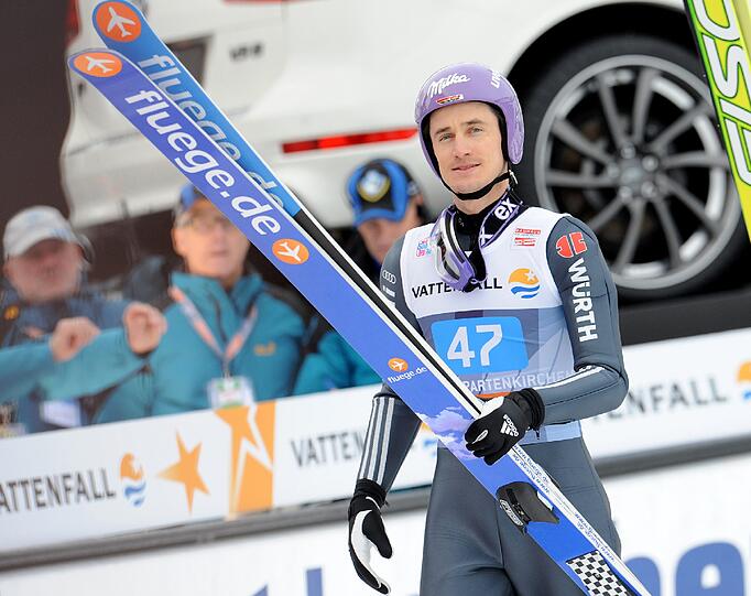 Martin Schmitt (33): Es hatte so gut angefangen für den ehemaligen Überflieger. 13. der Qualifikation in Oberstdorf, wo er einst drei mal in Folge das Auftaktspringen der Vierschanzentournee gewinnen konnte. Doch alle Hoffnungen zerschlugen sich schon im ersten Wettkampf. Mit miserablen Sprüngen musste sich der 33-Jährige seinem um 13 Jahre jüngeren Mannschaftskollegen, Markus Eisenbichler, geschlagen geben. Auch in Garmisch-Partenkirchen ließ er Federn. Die Folge: Vorzeitiges Tournee-Aus. &bdquo;Soweit ich weiß gibt es nächstes Jahr auch noch eine Tournee&ldquo;, gibt sich Schmitt kämpferisch.
