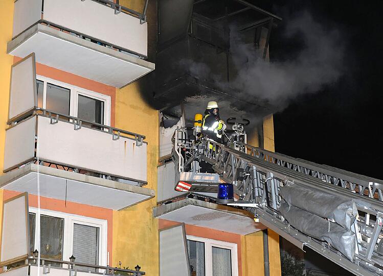 Dramatische Szenen in der Planegger Straße: Ein Mann (59) springt bei einem Wohnungsbrand aus einem Fenster im zweiten Stock und verletzt sich dabei lebensgefährlich.