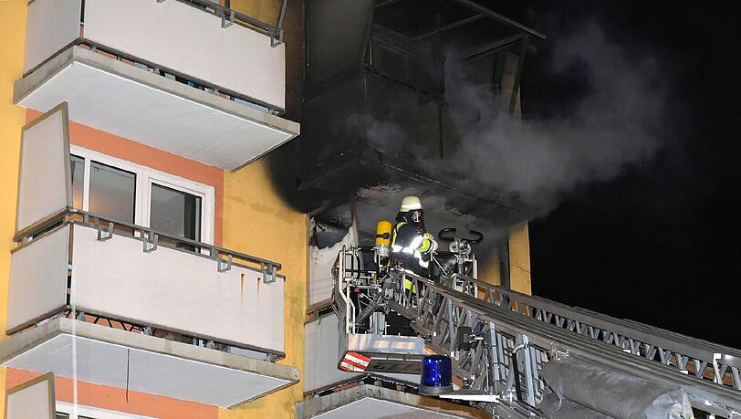 Dramatische Szenen in der Planegger Straße: Ein Mann (59) springt bei einem Wohnungsbrand aus einem Fenster im zweiten Stock und verletzt sich dabei lebensgefährlich. Dramatische Szenen in der Planegger Straße: Ein Mann (59) springt bei einem Wohnungsbrand aus einem Fenster im zweiten Stock und verletzt sich dabei lebensgefährlich.