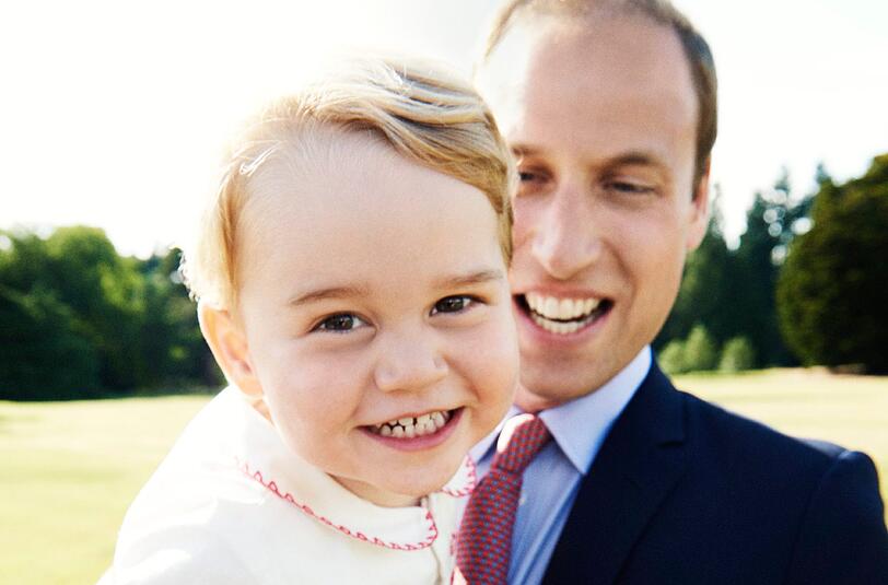 Prinz William mit seinem Sohn George nach der Taufe der kleinen Charlotte im Juli.
