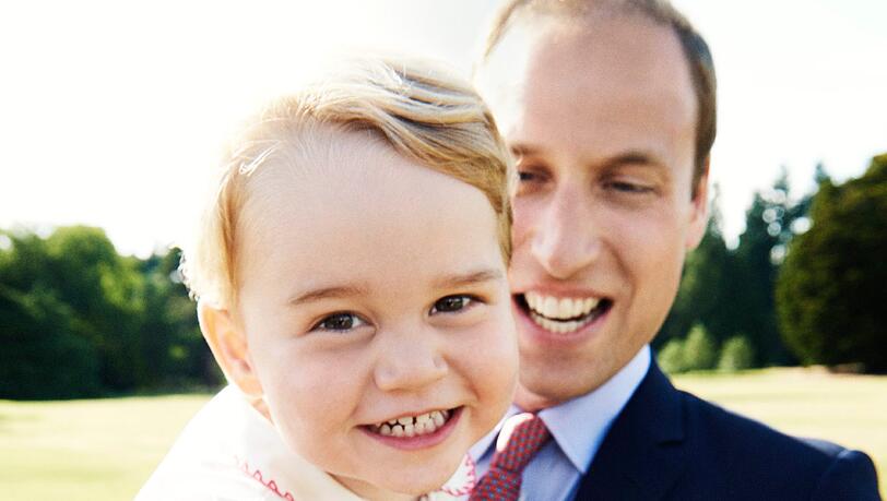 Prinz William mit seinem Sohn George nach der Taufe der kleinen Charlotte im Juli. Prinz William mit seinem Sohn George nach der Taufe der kleinen Charlotte im Juli.