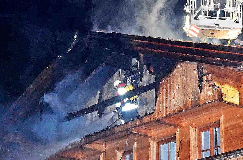Bilder vom Dachstuhlbrand in Irschenberg. Vermutlich sorgte eine Zigarettenkippe für das Feuer.