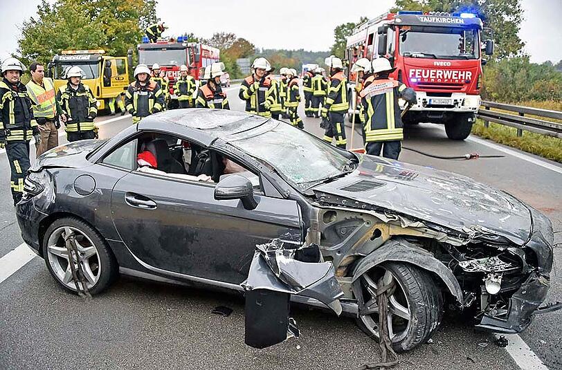Der verletzte Fahrer konnte sich ohne Hilfe aus seinem Fahrzeugwrack befreien.