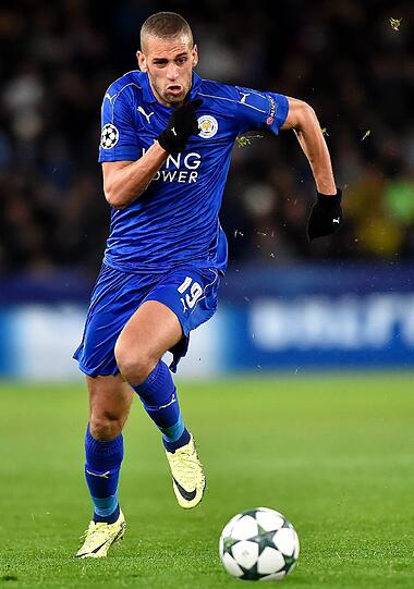 Der Algerier Islam Slimani wechselte zu seinem Landsmann Riyad Mahrez nach Leicester. Dort konnte er sich noch nicht vollends durchsetzen, in der Nationalmannschaft ist er dagegen gesetzt.