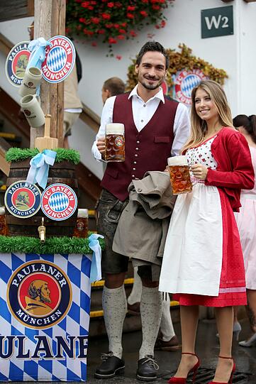 Zum zweiten Mal mit den Bayern auf der Wiesn: Mats und Cathy Hummels.