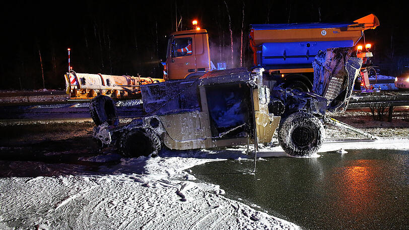 Nachdem der in Flammen stehende Hummer unkontrolliert über die Autobahn gerollt war, brannte er an der Mittelleitplanke völlig aus. Die Bilder.