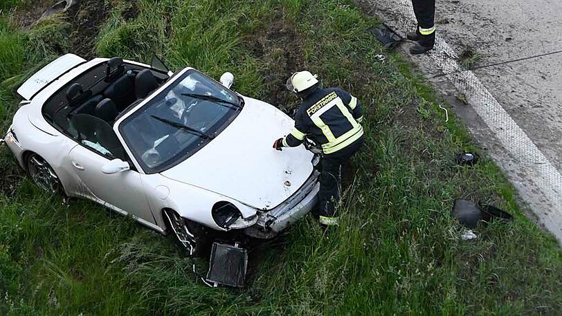 Der Porsche ist vollkommen demoliert, der Sachschaden beläuft sich auf etwa 70.000 Euro.