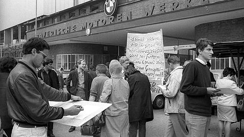 Unterschriftensammlung gegen die Notstandsgesetze vor dem BMW-Werk 1968. In jenen Jahren gab es viel Protest rund um Münchens Fabriken.