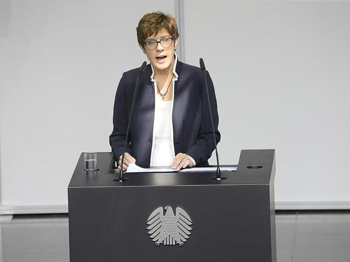 Annegret Kramp-Karrenbauer hält ihre Regierungserklärung; nachdem sie den Amtseid gesprochen hat: