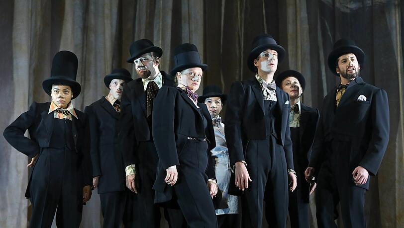 Acht Mal Karl Valentin: (v.li.) Isabell Antonia Höckel, Lukas Rüppel, Florian von Manteuffel, Pia Händler, Katja Jung, Max Rothbart, Myriam Schröder, Nicola Mastroberardino.