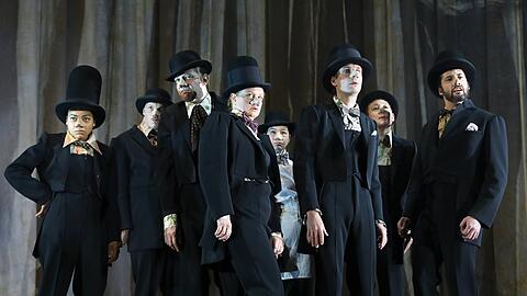 Acht Mal Karl Valentin: (v.li.) Isabell Antonia Höckel, Lukas Rüppel, Florian von Manteuffel, Pia Händler, Katja Jung, Max Rothbart, Myriam Schröder, Nicola Mastroberardino.