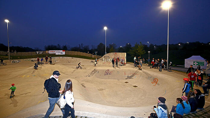 Im Skatepark im Gefilde in Neuperlach treffen sich viele junge Leute – auch noch am Abend. Die Beleuchtung soll künftig bis 22 Uhr drin sein.