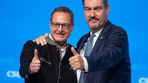 Martin Huber (l), CSU-Generalsekretär, und Markus Söder, CSU-Parteivorsitzender (Archiv-Bild). Ihre Partei gibt für den Koalitionsvertrag den Daumen nach oben.