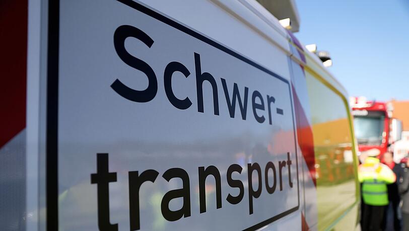 Schwerlasttransporte sollen in Bayern künftig nicht mehr so oft von der Polizei begleitet werden müssen. (Symbolbild)