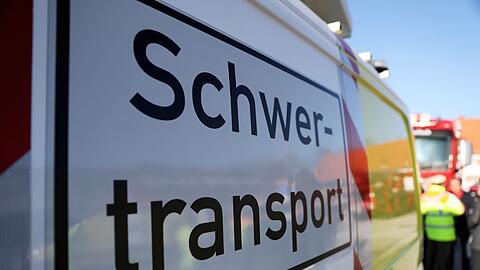 Schwerlasttransporte sollen in Bayern künftig nicht mehr so oft von der Polizei begleitet werden müssen. (Symbolbild)