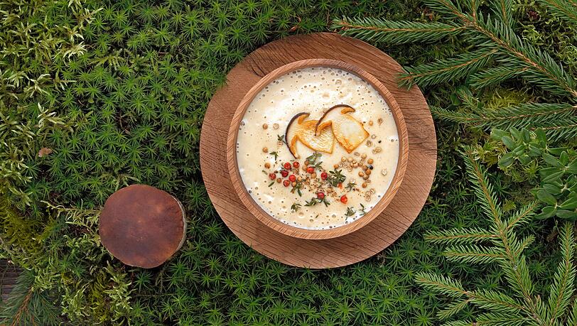 Eine Steinpilzsuppe aus dem bayerischen Kochbuch von Antonia und Alexander Feig. Eine Steinpilzsuppe aus dem bayerischen Kochbuch von Antonia und Alexander Feig.