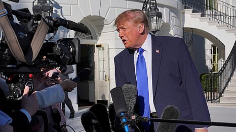Trump behauptet, Musk habe die Starlink-Drosselung r&uuml;ckg&auml;ngig gemacht.