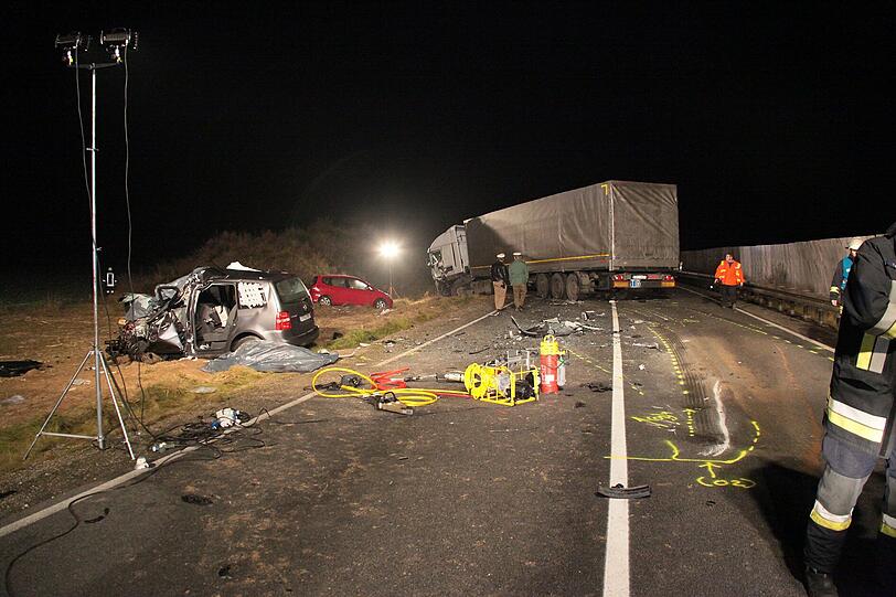 Zwei Tote und mehrere Schwerverletzte bei Verkehrsunfall nahe Ampfing &ndash; Voll besetztes Auto raste in entgegenkommenden Lkw. Die Bilder vom schrecklichen Crash.