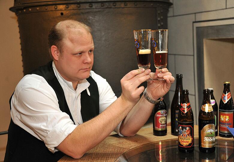 Sehen: Welche Farbe hat das Bier, wie wirkt der Schaum? Bier&ndash;Sommelier Lukas Bulka vergleicht sieben Sorten. Wichtig, sagt er: "Unbefangen rangehen."