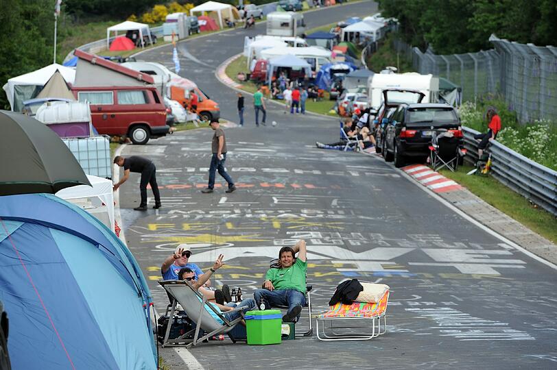 Heiße Rocker, wilde Punks und johlende Fans - auf den beiden Festivals Rock im Park und Rock am Ring feierten über 100.000 Rockfans am Wochenende ihre Lieblingsband. Unter anderem mit dabei: Metallica, Die Toten Hosen, The Ting Tings und Rapper Cro.