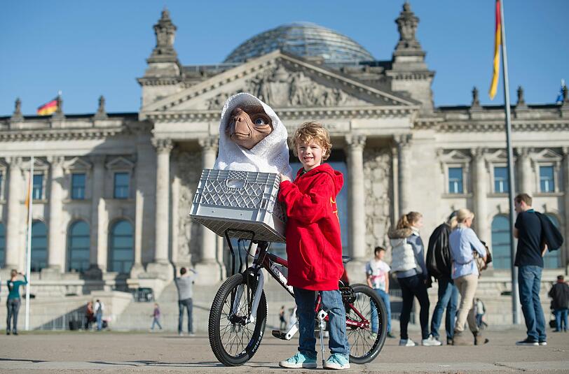Politiker, Touristen und Berliner staunten am Montag nicht schlecht: Kult-Filmfigur "E.T." machte den Vorplatz des Berliner Reichstags unsicher...