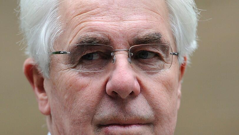 Der britische PR-Guru Max Clifford muss wegen mehrfacher sexueller Nötigung ins Gefängnis. Der britische PR-Guru Max Clifford muss wegen mehrfacher sexueller Nötigung ins Gefängnis.