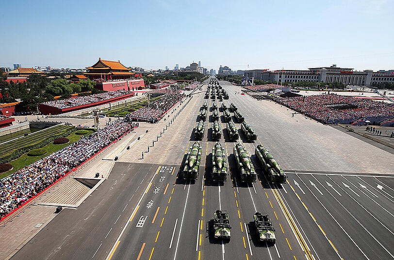 Bei der größten Militärparade seiner Geschichte hat China seine neuen Superwaffen präsentiert.