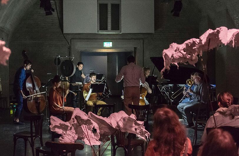 Auf der Suche nach der Form: Zwei Musiker in der Performance &bdquo;Mnemo/scene: Echos&ldquo; im Einstein.