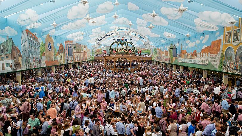 Die Tische in den Bierzelten sind jedes Jahr begehrt - wie hier im Himmel der Bayern. (Archivbild)