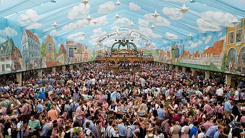 Die Tische in den Bierzelten sind jedes Jahr begehrt - wie hier im Himmel der Bayern. (Archivbild)