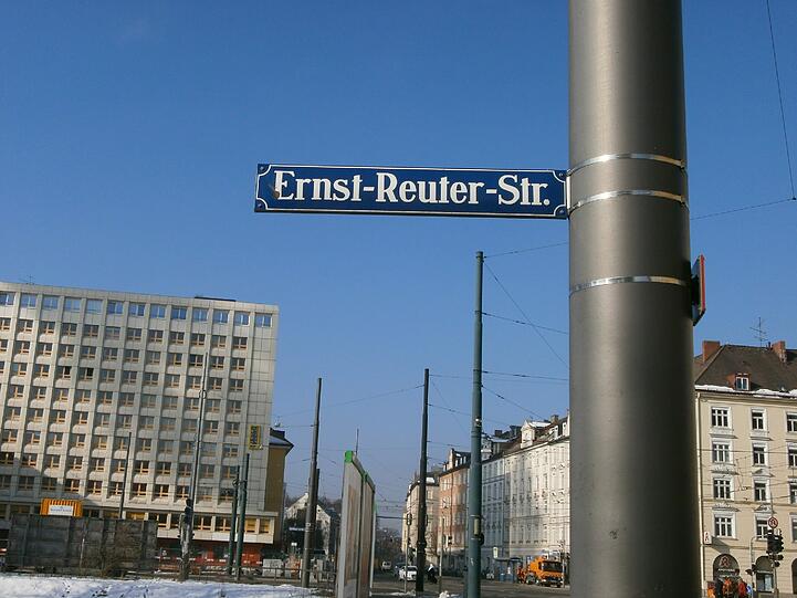 Die Ernst-Reuter-Straße mündet auf die Einsteinstraße.