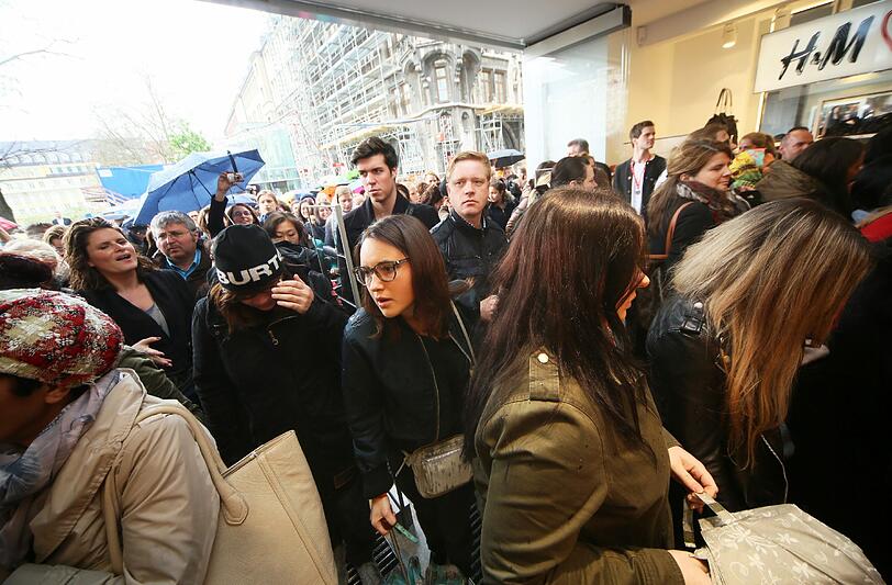 Andrang bei der Eröffnung des H&M in der Weinstraße. Die Bilder vom Opening des Flagshipstore.