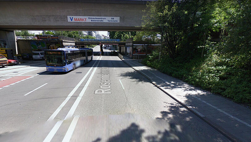 An dieser Unterführung ist in der Nacht auf Samstag ein Lastwagen hängen geblieben - der Fahrer hatte offenbar die Höhe falsch eingeschätzt. (Archivbild) An dieser Unterführung ist in der Nacht auf Samstag ein Lastwagen hängen geblieben - der Fahrer hatte offenbar die Höhe falsch eingeschätzt. (Archivbild)