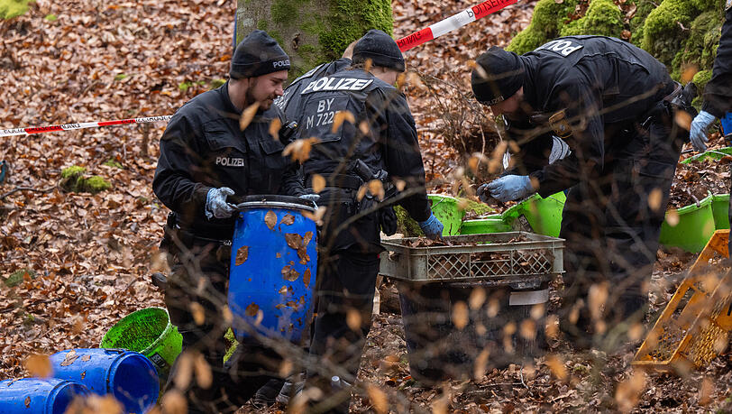 Am Mittwoch haben Polizisten in einem Wald bei Kipfenberg menschliche Knochen in einer Felsspalte entdeckt.