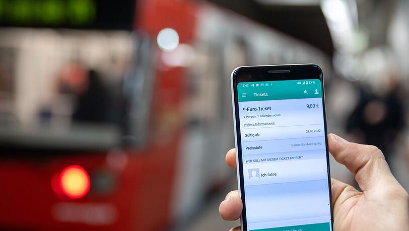Ein Mitarbeiter präsentiert die App des VGN zum Kauf des 9-Euro-Tickets.
