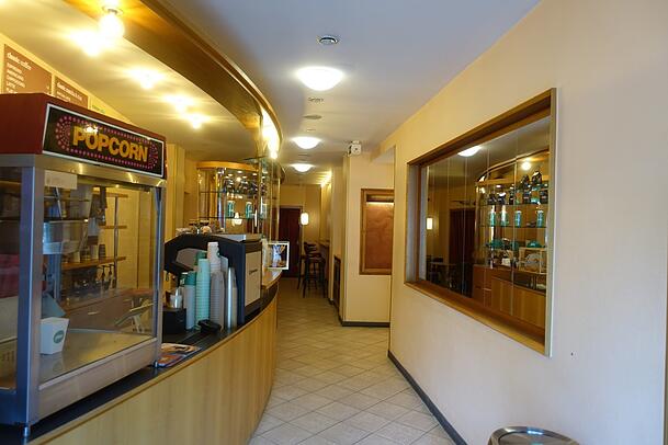 Selbst die Popcorn-Maschine im Foyer steht noch. Selbst die Popcorn-Maschine im Foyer steht noch.