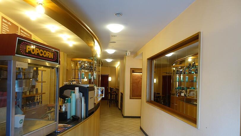 Selbst die Popcorn-Maschine im Foyer steht noch.