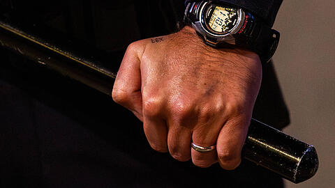 Die Polizei sucht einen Mann und eine Frau, die zusammen zwei Raub&uuml;berf&auml;lle ver&uuml;bt haben. Der T&auml;ter war mit einem Schlagstock bewaffnet. (Symbolbild)