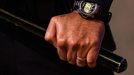 Die Polizei sucht einen Mann und eine Frau, die zusammen zwei Raub&uuml;berf&auml;lle ver&uuml;bt haben. Der T&auml;ter war mit einem Schlagstock bewaffnet. (Symbolbild)