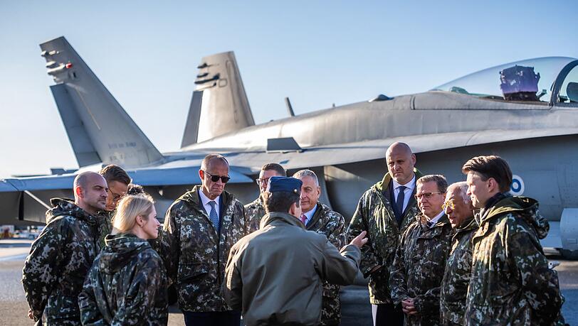 Am Rande des Gipfels besuchten Bundeskanzler Friedrich Merz und die anderen Teilnehmer den Luftwaffenst&uuml;tzpunkt Lapland Air Wing.