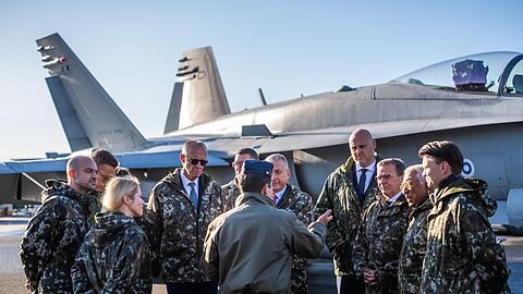 Am Rande des Gipfels besuchten Bundeskanzler Friedrich Merz und die anderen Teilnehmer den Luftwaffenst&uuml;tzpunkt Lapland Air Wing.